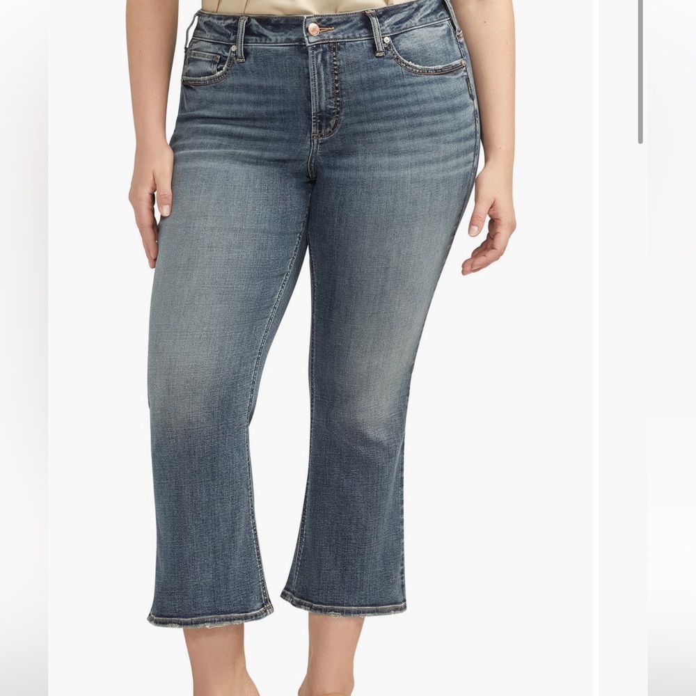 Sllver Jeans Lo. Suki Mid Rise Crop Flare
Jeans (Plus 14W)